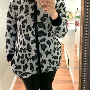 Leopard print sweater with pockets